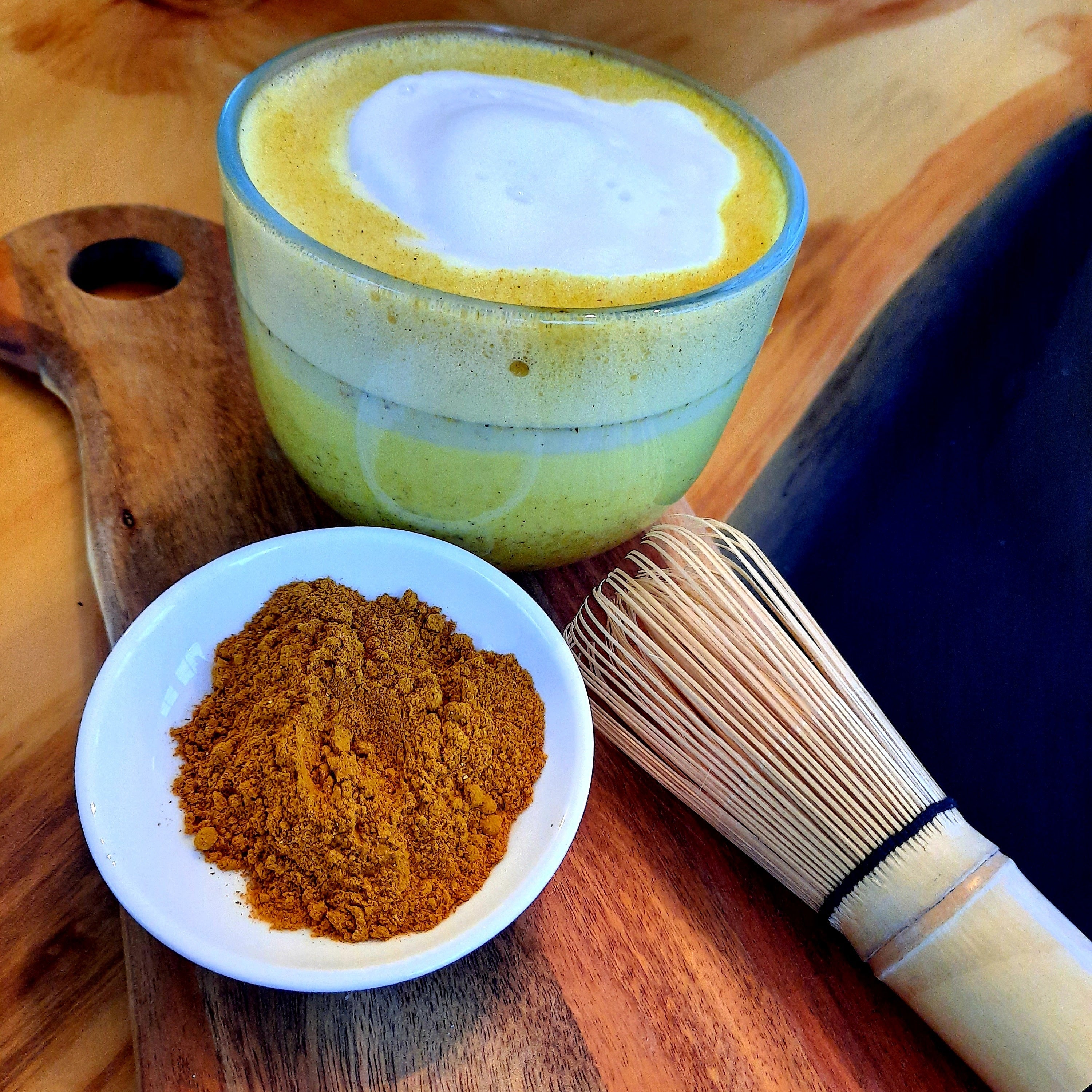 Mélange en poudre pour lait d’or au curcuma, épicé et réconfortant, avec gingembre, cannelle et astragale.
